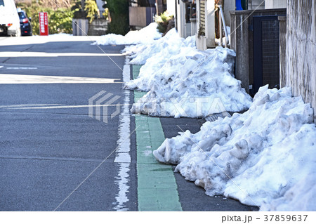 なかなか溶けない雪 なかなか溶けない雪 37859637