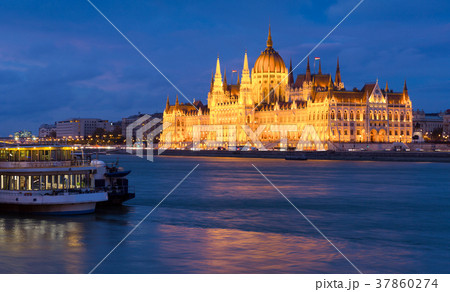 Photo of night light of Parlament in Budapest in Hungary Photo of night light of Parlament in Budapest in Hungary 37860274