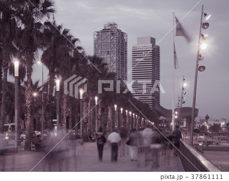 Illuminated quay in Barcelona with blurred people Illuminated quay in Barcelona with blurred people 37861111