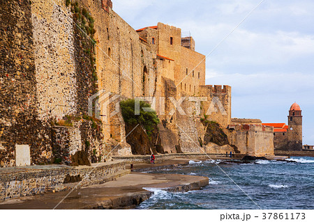 Colors french town and castle Collioure 37861173