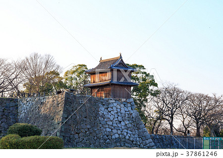 街景 夕焼けの舞鶴公園 球技場から見る記念櫓 福岡市中央区 街景 夕焼けの舞鶴公園 球技場から見る記念櫓 福岡市中央区 37861246