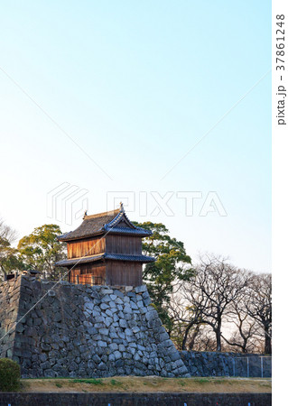 街景 夕焼けの舞鶴公園 球技場から見る記念櫓 福岡市中央区 街景 夕焼けの舞鶴公園 球技場から見る記念櫓 福岡市中央区 37861248