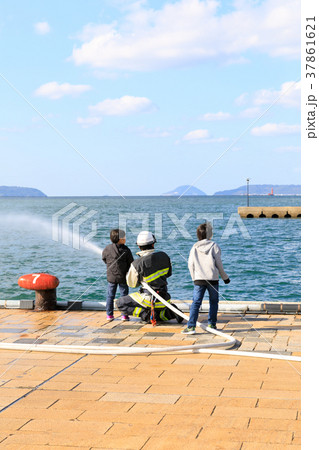 2018　消防出初め式　放水を体験する子供と消防士　福岡市博多区 37861621
