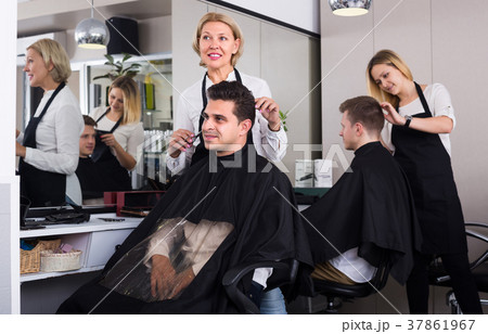 Hairdresser at the workplace 37861967
