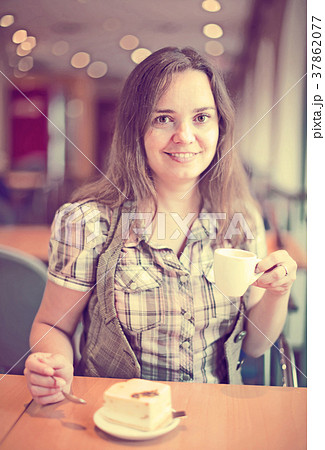 Young girl drinking morning coffee 37862077