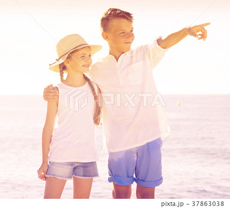 boy and girl pointing boy and girl pointing 37863038