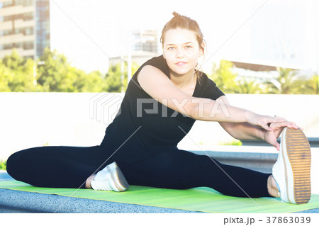 Young smiling woman practicing healthy lifestyle 37863039