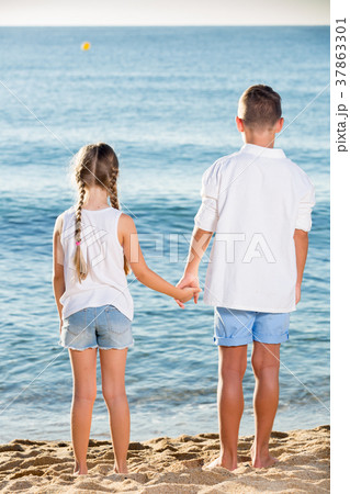 two kids standing back 37863301