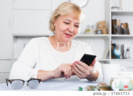 Mature woman with smartphone 37863733