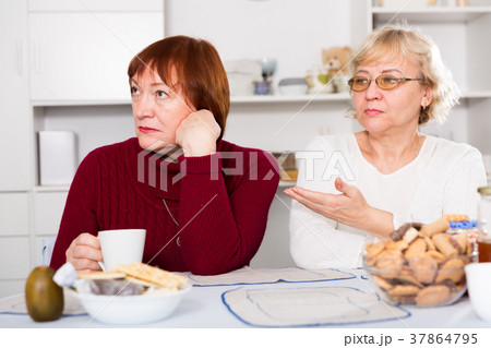 Two elderly women squabbling 37864795