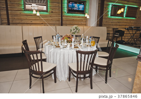 Beautifully laid round a festive table 7756. Beautifully laid round a festive table 7756. 37865846