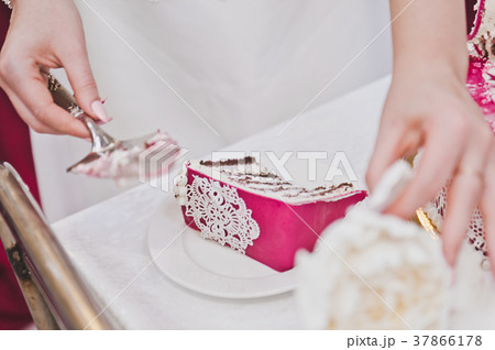 The division into parts of the wedding cake 7970. 37866178