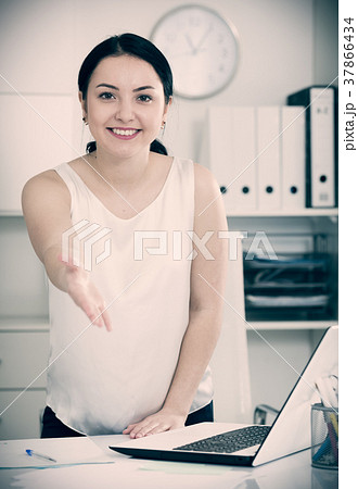 Female manager waiting for clients 37866434