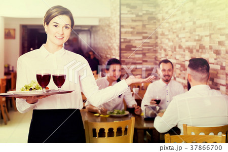 Professional nippy at table of senior customers 37866700