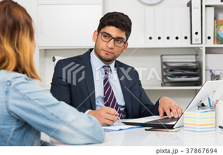 Colleagues meeting in office 37867694