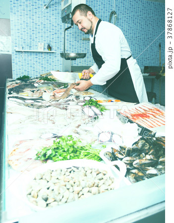 Seller with knife cut fish Seller with knife cut fish 37868127