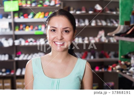 Young woman that is looking on shelves 37868191