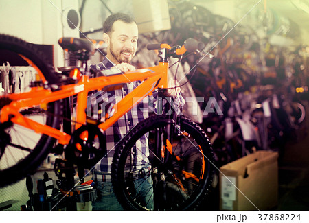 Man assembles sports bike using screwdrivers 37868224