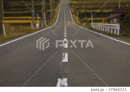夕暮れの真っすぐな道013 37868331