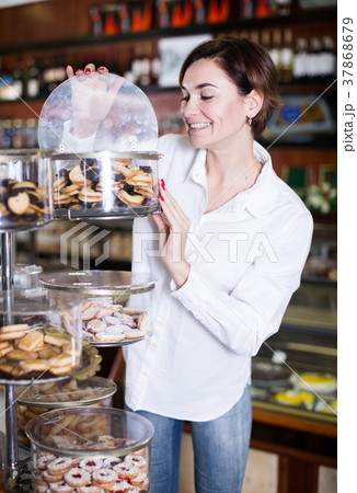 Woman choosing dessert 37868679