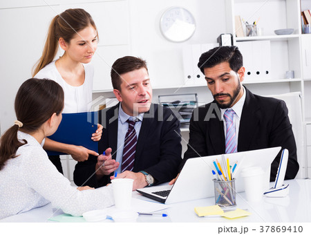 Business people working in office 37869410