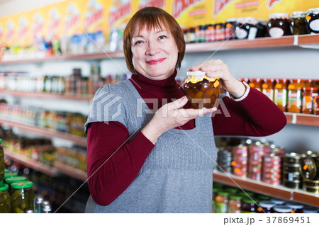 woman vendee standing canned jar of jam 37869451