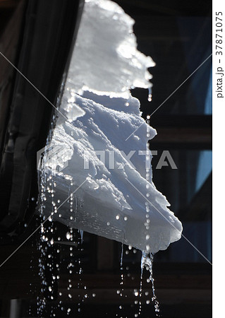溶けていく雪庇 溶けていく雪庇 37871075