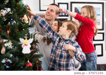 Charming parents with children preparing for Christmas 37871103