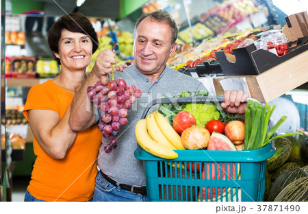 Couple demonstraiting basket with goods Couple demonstraiting basket with goods 37871490