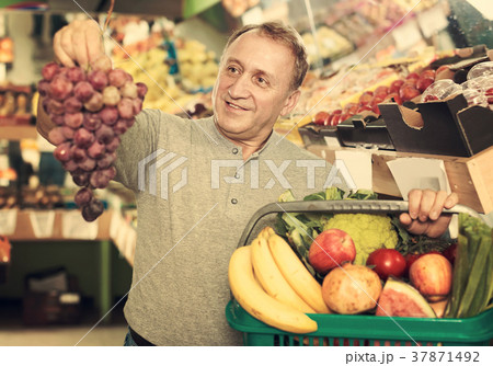 Smiling man is demonstraiting basket Smiling man is demonstraiting basket 37871492