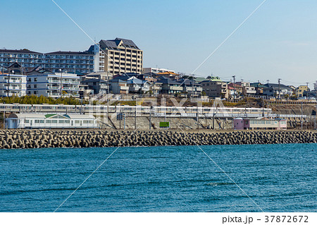海に面した日当たりの良い住宅街。JR山陽本線朝霧駅付近。 海に面した日当たりの良い住宅街。JR山陽本線朝霧駅付近。 37872672