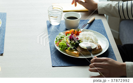 食事シーン 37872992