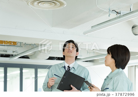 現場で打合せをする男女 37872996