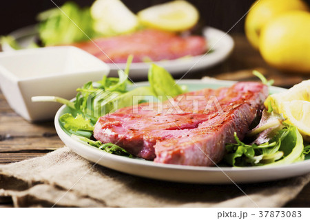 Cooked delicious tuna fish with green salad 37873083
