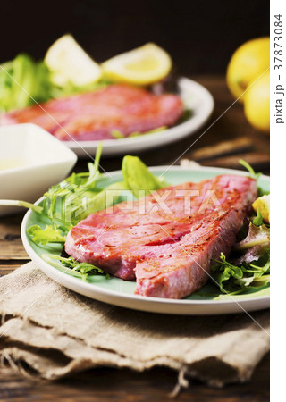 Cooked delicious tuna fish with green salad 37873084