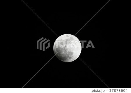 皆既月食が始まる前の満月 18年1月31日 その他の関連写真の検索キーワード 皆既月食連続写真の写真素材