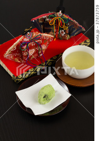 うぐいす餅と雛人形 37873759