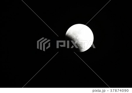 左下から欠けていく月(部分食)=2018年1月31日、関連写真の検索キーワード 皆既月食連続写真 左下から欠けていく月(部分食)=2018年1月31日、関連写真の検索キーワード 皆既月食連続写真 37874090