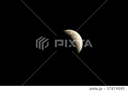 左下から欠けていく月（部分食）＝2018年1月31日、関連写真の検索キーワード　皆既月食連続写真 37874095