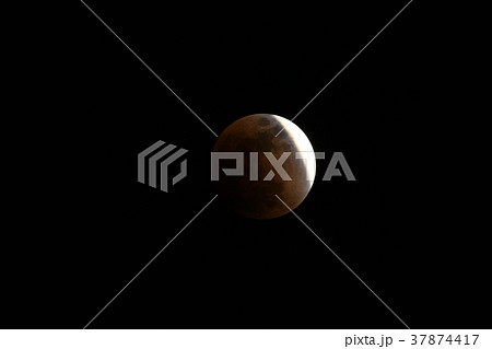 左下から欠けた月（部分食）＝2018年1月31日、関連写真の検索キーワード　皆既月食連続写真 37874417