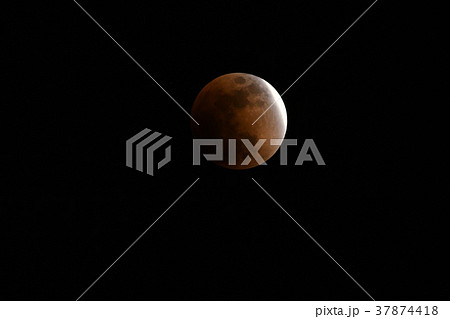 左下から欠けた月（部分食）＝2018年1月31日、関連写真の検索キーワード　皆既月食連続写真 37874418