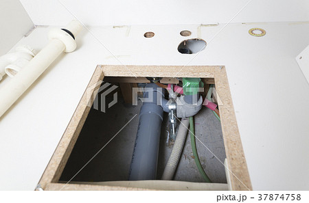 住宅　床下配管　排水管と給湯器の給排水管　人無し 37874758