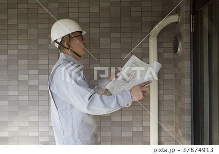 住宅系汎用素材　設計図面を持つ男性 37874913