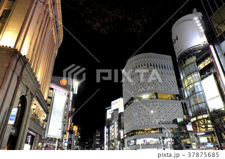 夕闇の銀座四丁目交差点 37875685