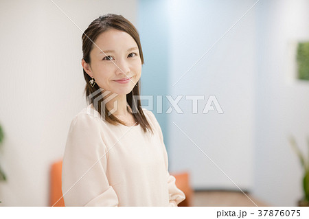 笑顔のビジネスウーマン 30代日本人女性 笑顔のビジネスウーマン 30代日本人女性 37876075