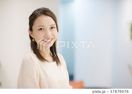 笑顔のビジネスウーマン 30代日本人女性の写真素材 37876076 Pixta