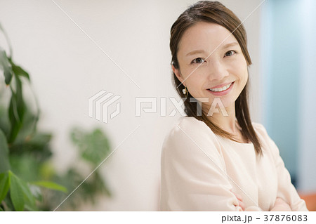 笑顔の30代女性 日本人の写真素材