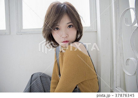 ストレート ショートヘア 女性 ストレート ショートヘア 女性 37876345