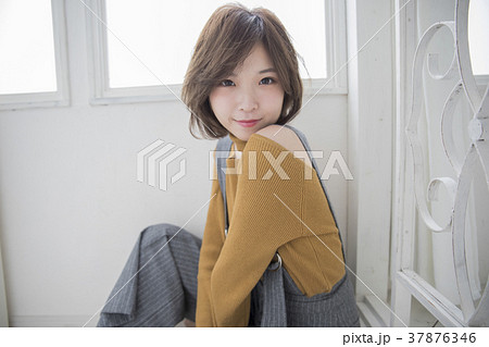 ストレート　ショートヘア　女性 37876346