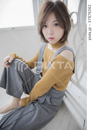 ストレート　ショートヘア　女性 37876362